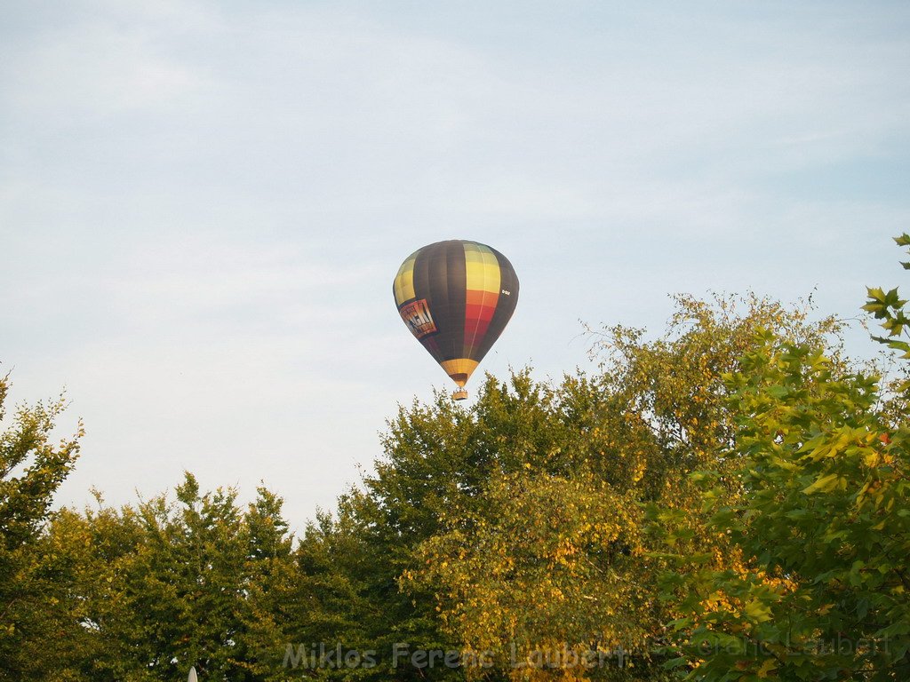 Heissluftballon im vorbei fahren  P32.JPG